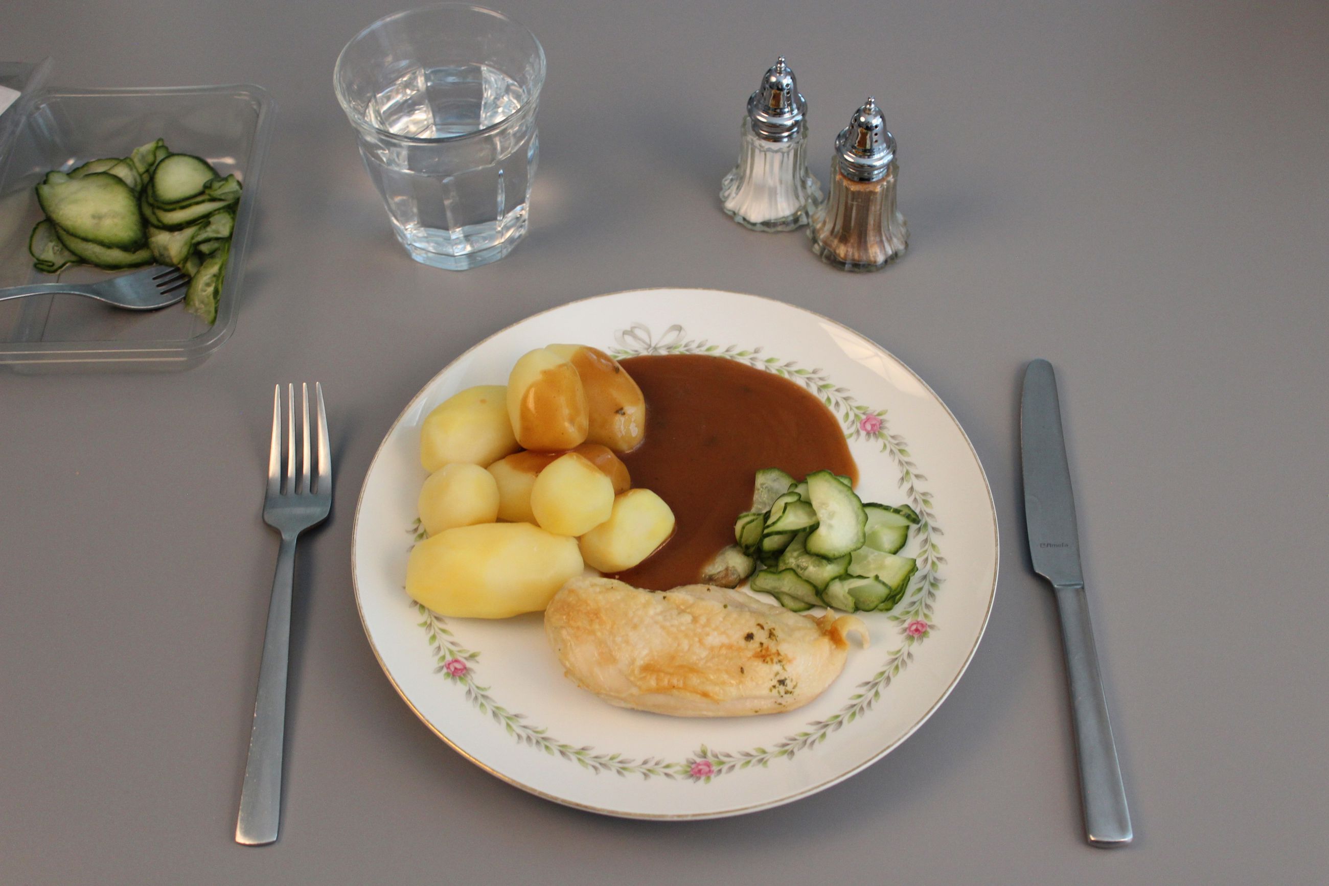 Tallerkenanretning serveringsklar