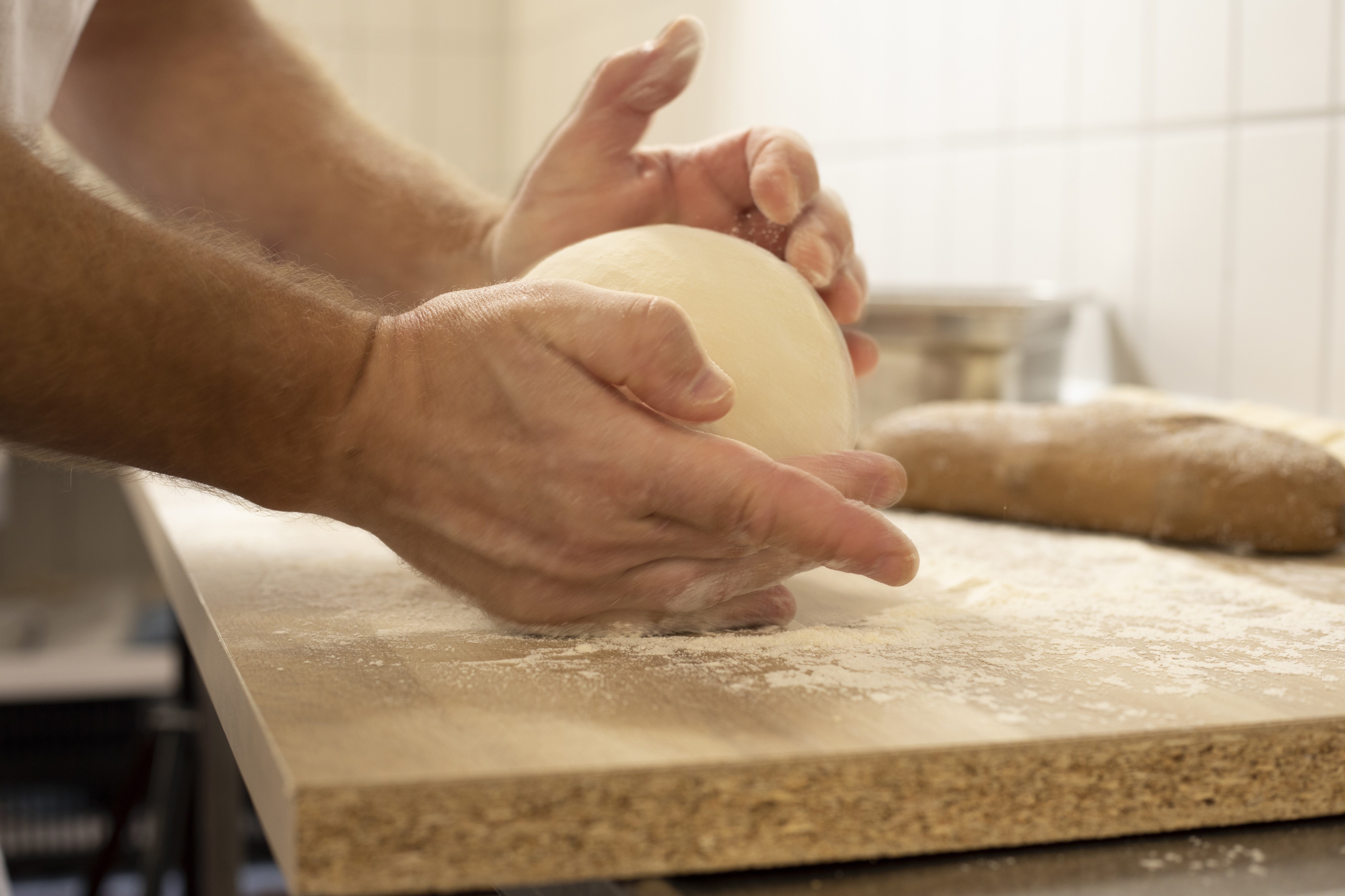 Hænder der ælter dej