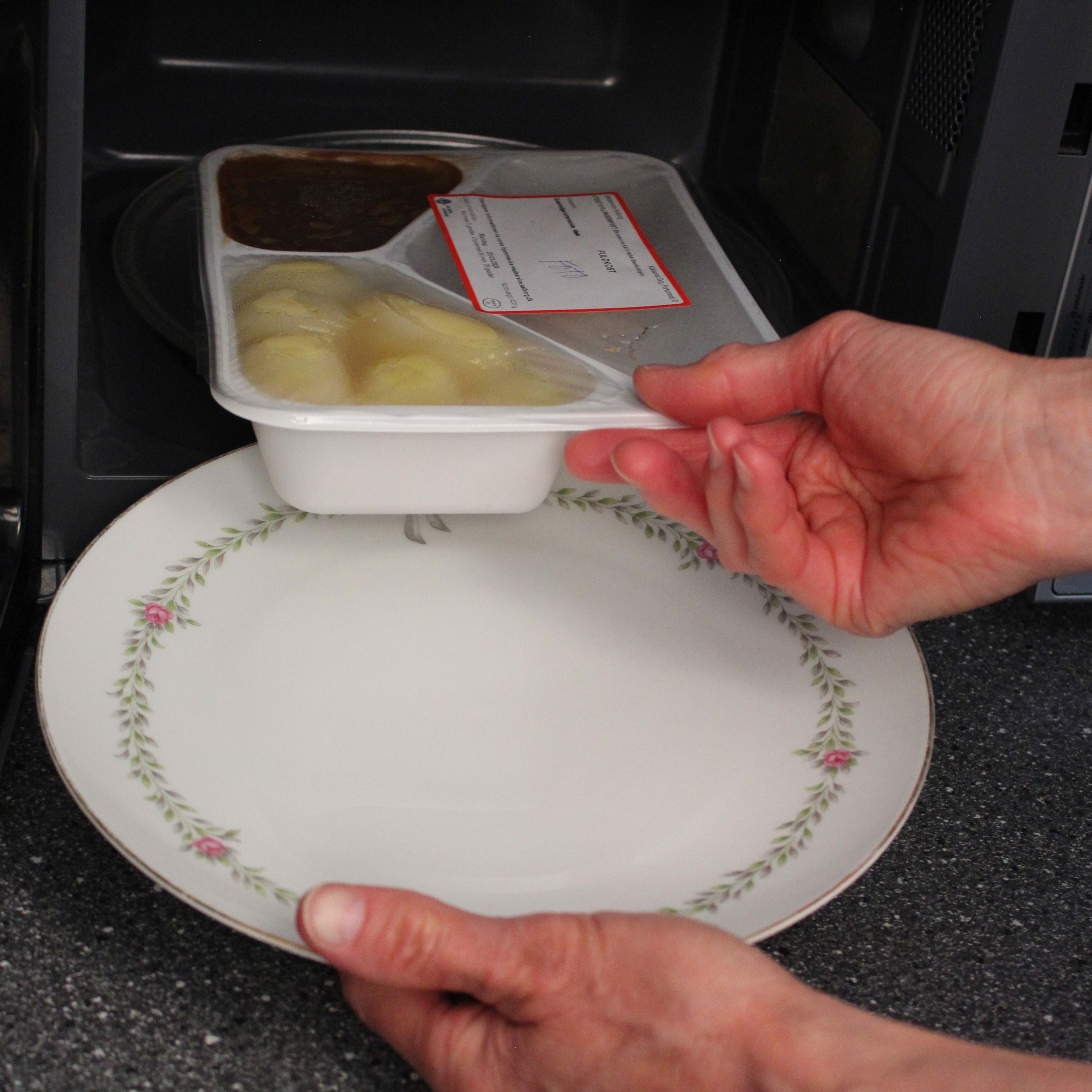 Mad tages ud af microovn