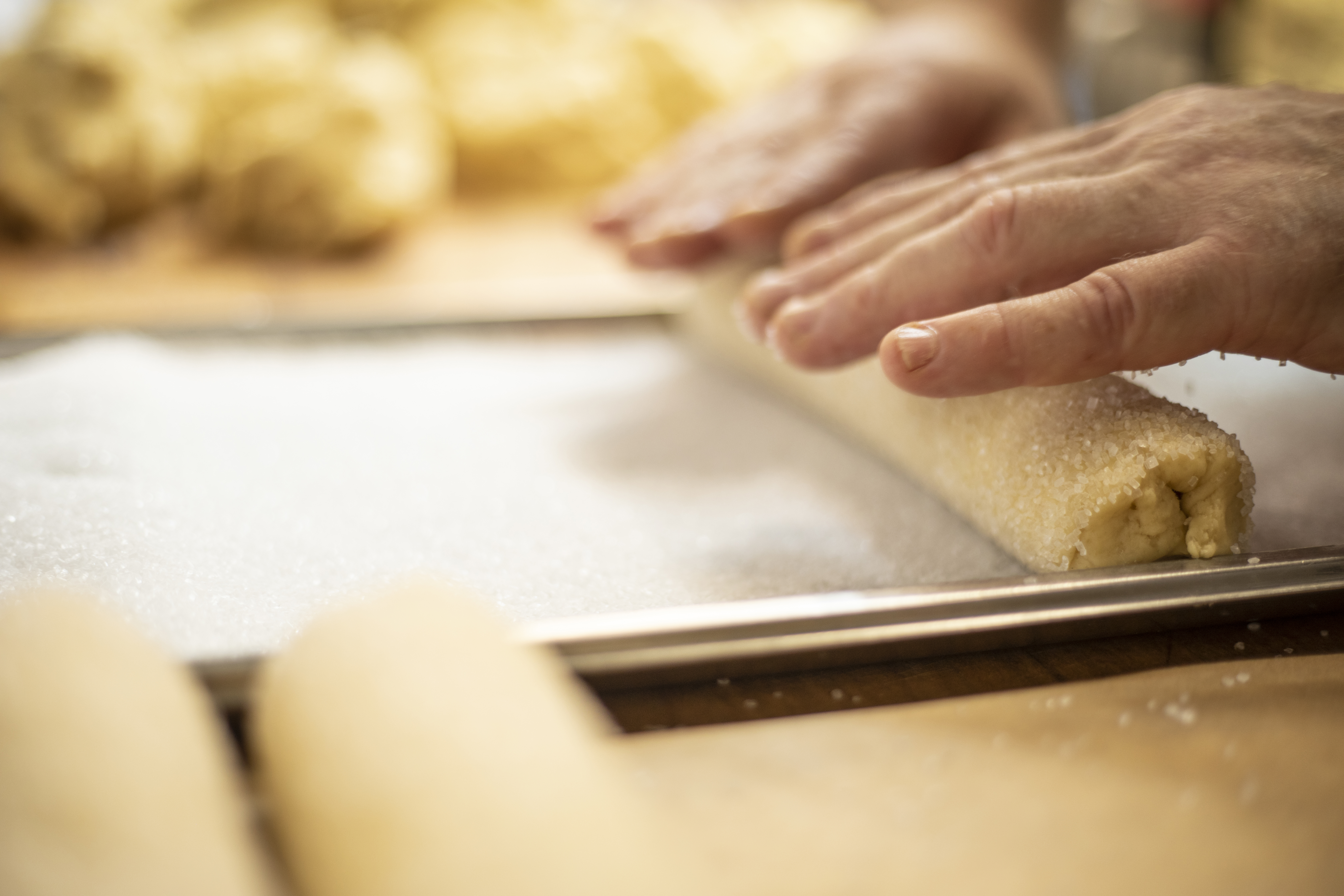Hænder der ruller dej