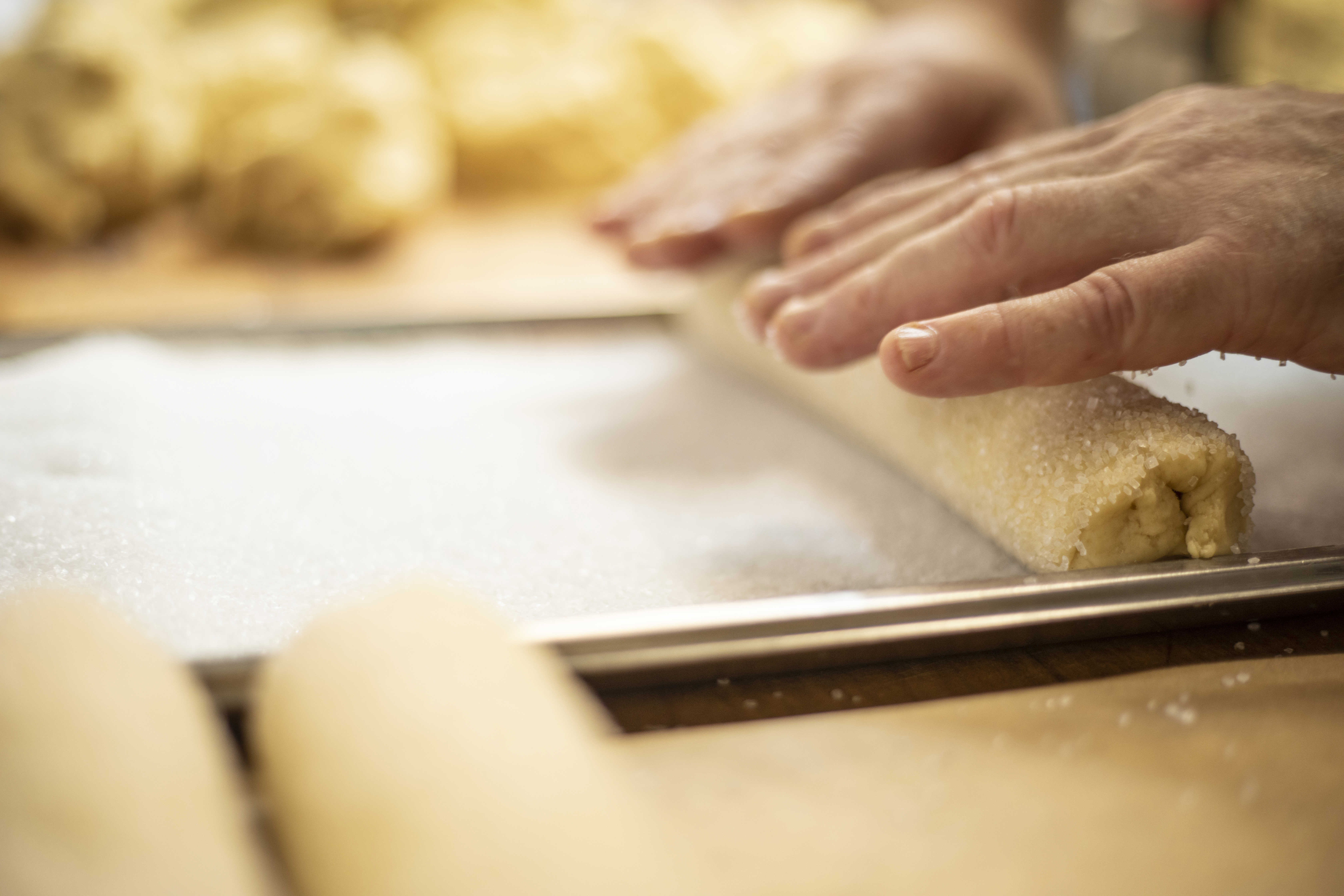 Hænder der ruller dej