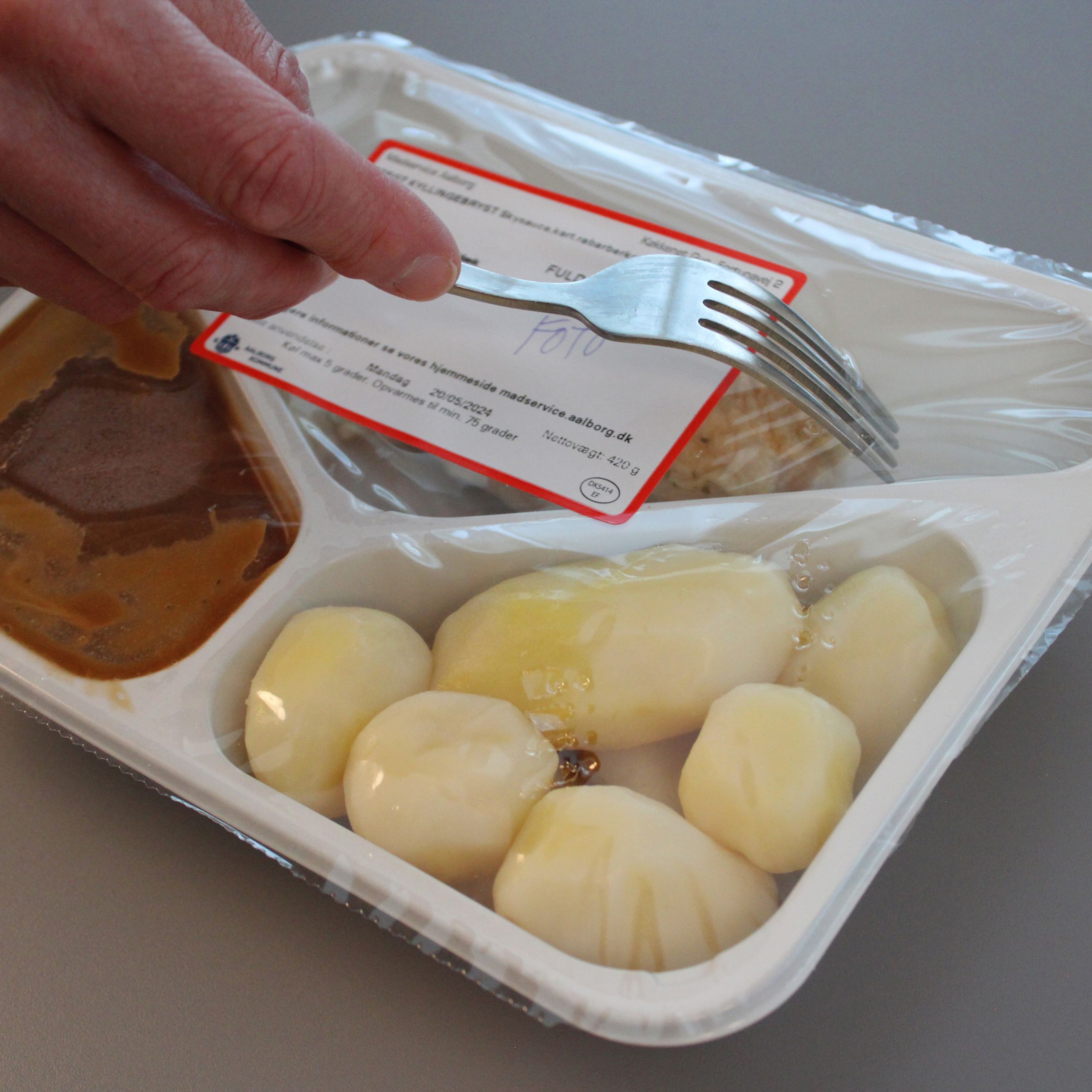 Gaffel prikker hul i emballage